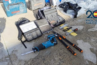 Piezas de automoción encontradas por la Policía Nacional.