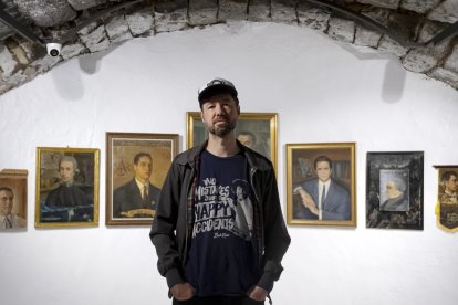 Julio Falagán en una imagen reciente con su 'Real galería de retratos', en Arrecife.