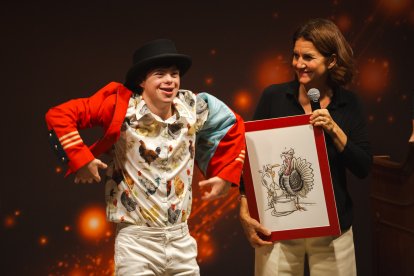 Roscón y su madre Samantha Vallejo Nágera subastando una caricatura