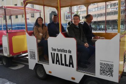 El presidente de la CEOE Valladolid, Carlos Magdaleno, en el tren para exigir el soterramiento.