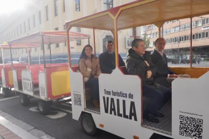 El presidente de la CEOE Valladolid, Carlos Magdaleno, en el tren para exigir el soterramiento.