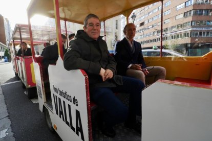 El presidente de la CEOE Valladolid, Carlos Magdaleno, en el tren para exigir el soterramiento.