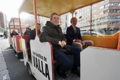 El presidente de la CEOE Valladolid, Carlos Magdaleno, en el tren para exigir el soterramiento.