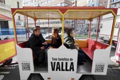 El presidente de la CEOE Valladolid, Carlos Magdaleno, en el tren para exigir el soterramiento.
