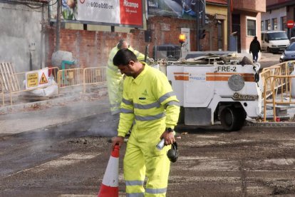 Obras de fresado en la calzada para el futuro carril bici en Juan Carlos I con carretera de Villabáñez.