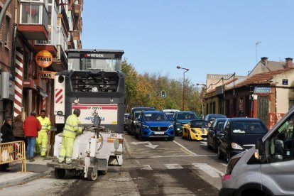 Obras de fresado en la calzada para el futuro carril bici en Juan Carlos I con carretera de Villabáñez.