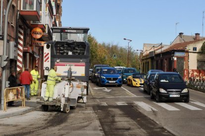 Obras de fresado en la calzada para el futuro carril bici en Juan Carlos I con carretera de Villabáñez.