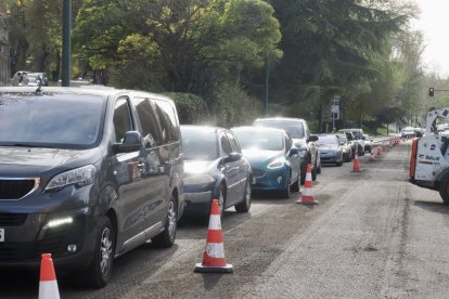 Obras de fresado en la calzada para el futuro carril bici en Juan Carlos I con carretera de Villabáñez.