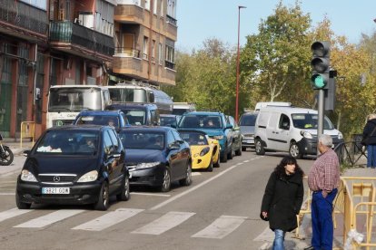 Obras de fresado en la calzada para el futuro carril bici en Juan Carlos I con carretera de Villabáñez.