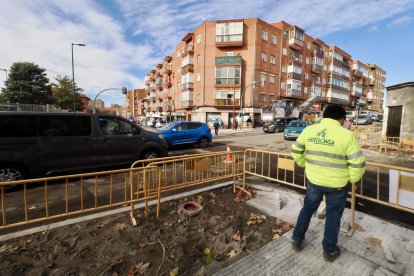 Obras de fresado en la calzada para el futuro carril bici en Juan Carlos I con carretera de Villabáñez.