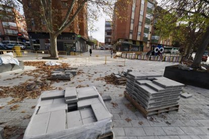 Obras de fresado en la calzada para el futuro carril bici en Juan Carlos I con carretera de Villabáñez.