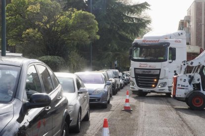 Obras de fresado en la calzada para el futuro carril bici en Juan Carlos I con carretera de Villabáñez.