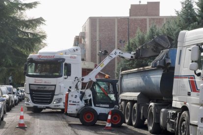 Obras de fresado en la calzada para el futuro carril bici en Juan Carlos I con carretera de Villabáñez.