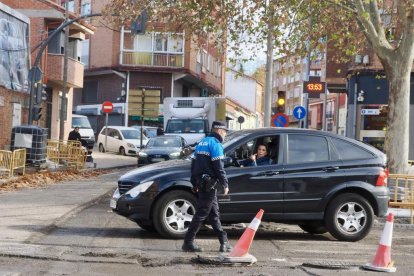 Obras de fresado en la calzada para el futuro carril bici en Juan Carlos I con carretera de Villabáñez.