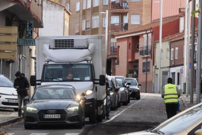 Obras de fresado en la calzada para el futuro carril bici en Juan Carlos I con carretera de Villabáñez.