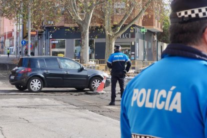 Obras de fresado en la calzada para el futuro carril bici en Juan Carlos I con carretera de Villabáñez.