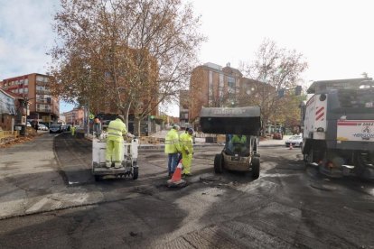 Obras de fresado en la calzada para el futuro carril bici en Juan Carlos I con carretera de Villabáñez.