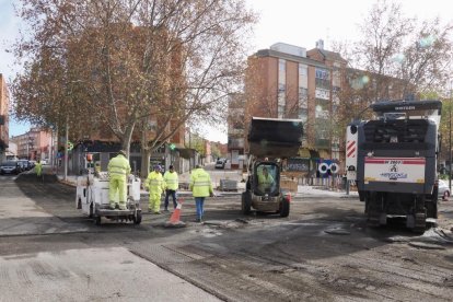 Obras de fresado en la calzada para el futuro carril bici en Juan Carlos I con carretera de Villabáñez.