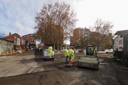 Obras de fresado en la calzada para el futuro carril bici en Juan Carlos I con carretera de Villabáñez.