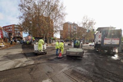 Obras de fresado en la calzada para el futuro carril bici en Juan Carlos I con carretera de Villabáñez.