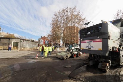 Obras de fresado en la calzada para el futuro carril bici en Juan Carlos I con carretera de Villabáñez.