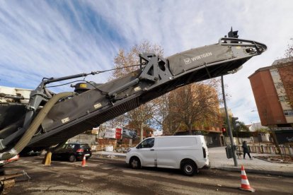 Obras de fresado en la calzada para el futuro carril bici en Juan Carlos I con carretera de Villabáñez.