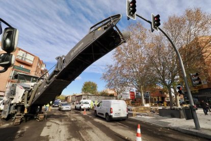 Obras de fresado en la calzada para el futuro carril bici en Juan Carlos I con carretera de Villabáñez.