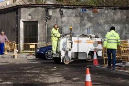 Obras de fresado en la calzada para el futuro carril bici en Juan Carlos I con carretera de Villabáñez.