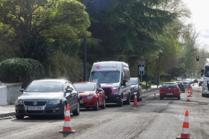 Obras de fresado en la calzada para el futuro carril bici en Juan Carlos I con carretera de Villabáñez.