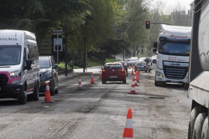 Obras de fresado en la calzada para el futuro carril bici en Juan Carlos I con carretera de Villabáñez.