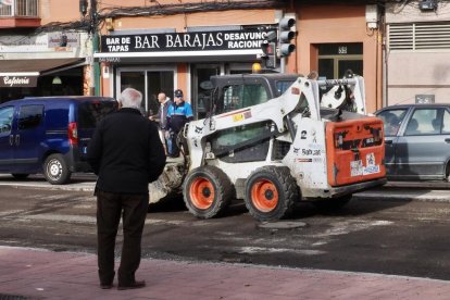 Obras de fresado en la calzada para el futuro carril bici en Juan Carlos I con carretera de Villabáñez.