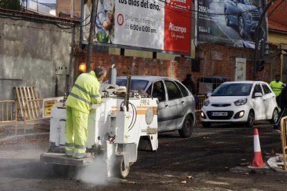 Obras de fresado en la calzada para el futuro carril bici en Juan Carlos I con carretera de Villabáñez.