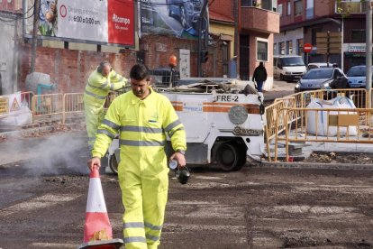 Obras de fresado en la calzada para el futuro carril bici en Juan Carlos I con carretera de Villabáñez.