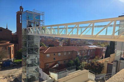 Pasarela y ascensor del barrio Girón en Valladolid.