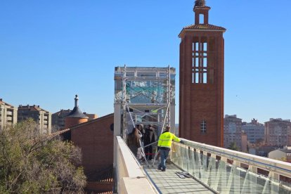 Pasarela y ascensor del barrio Girón en Valladolid.