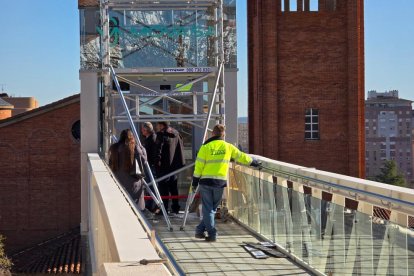 Pasarela y ascensor del barrio Girón en Valladolid.