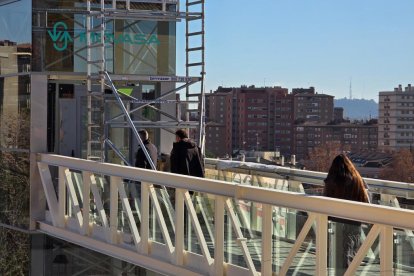 Pasarela y ascensor del barrio Girón en Valladolid.