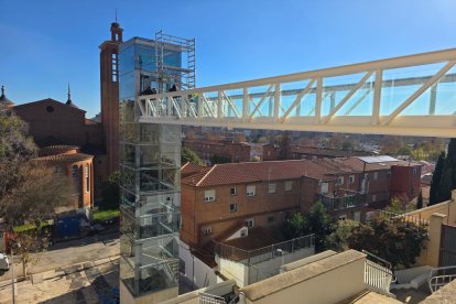 Pasarela y ascensor del barrio Girón en Valladolid.