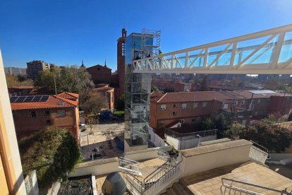 Pasarela y ascensor del barrio Girón en Valladolid.