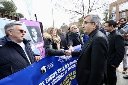 Luis Argüello el día que fue elegido presidente de la Confederación Episcopal Española y a su lado Paula Alonso estirando el brazo