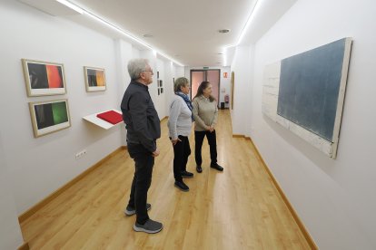 Javier Redondo, Concha Gay y Maribel Cantera, mujer del artista, contemplan las obras de Arenillas.