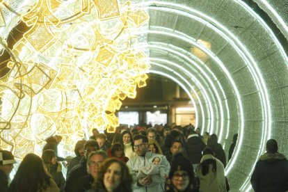 El pasillo iluminado, creado por los ocho arcos de Portugalete.
