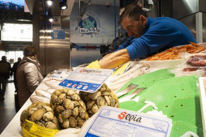 Precios de alimentos navideños en el Mercado del Val en Valladolid.