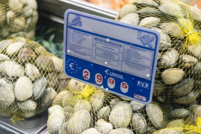 Precios de alimentos navideños en el Mercado del Val en Valladolid.