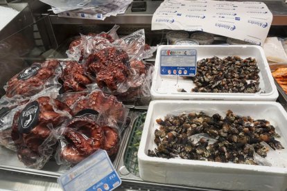 Precios de alimentos navideños en el Mercado del Val en Valladolid.