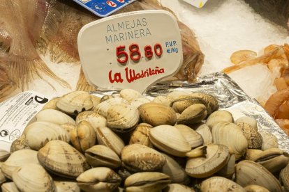 Precios de alimentos navideños en el Mercado del Val en Valladolid.
