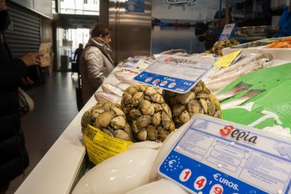 Precios de alimentos navideños en el Mercado del Val en Valladolid.