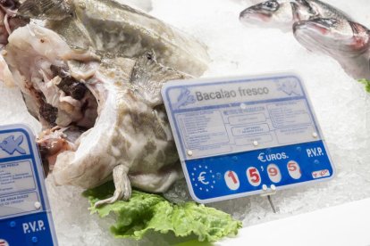 Precios de alimentos navideños en el Mercado del Val en Valladolid.