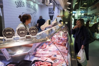 Precios de alimentos navideños en el Mercado del Val en Valladolid.