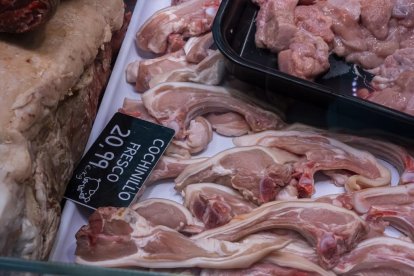 Precios de alimentos navideños en el Mercado del Val en Valladolid.